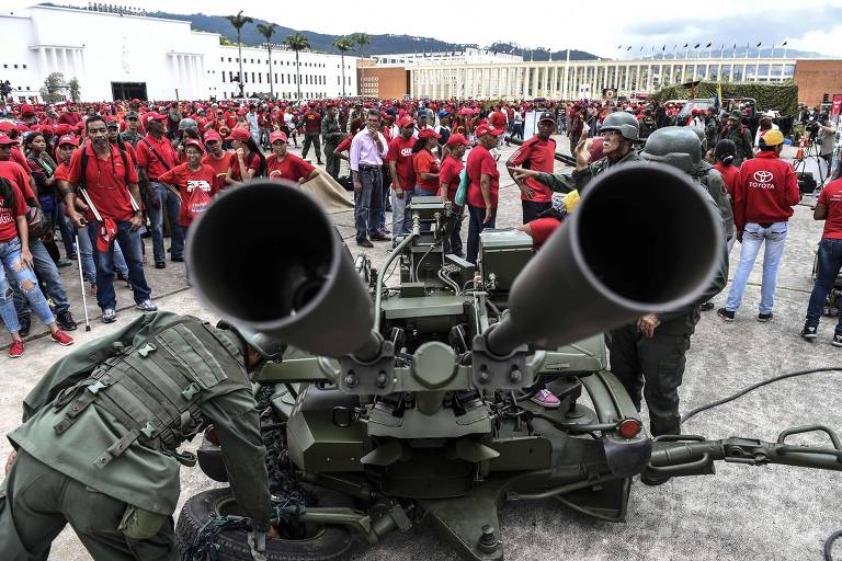Militares ensinam militantes chavistas a usar bateria antiaérea em exercício militar na Venezuela