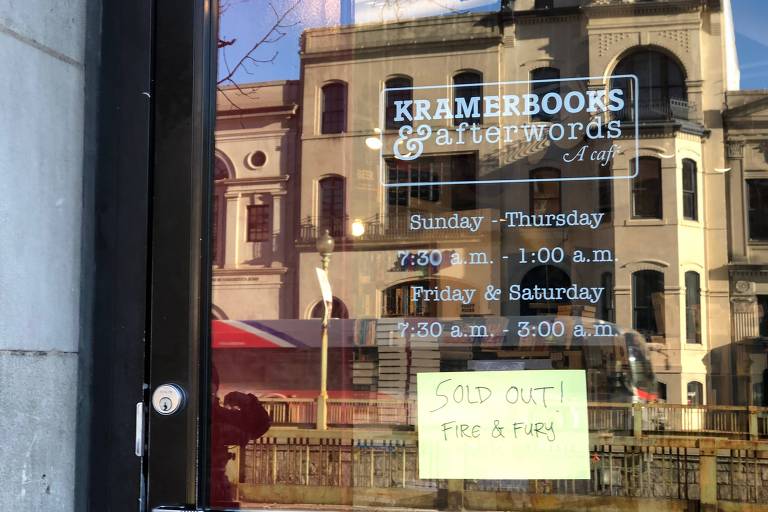 Livraria em Washingtom exibe um aviso de que o novo livro já está esgotado