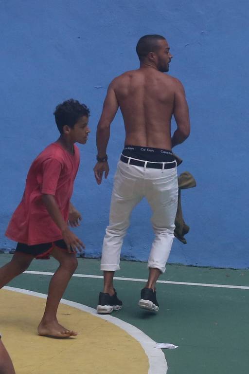 Jesse Williams visita comunidade Tavares Bastos, no Rio