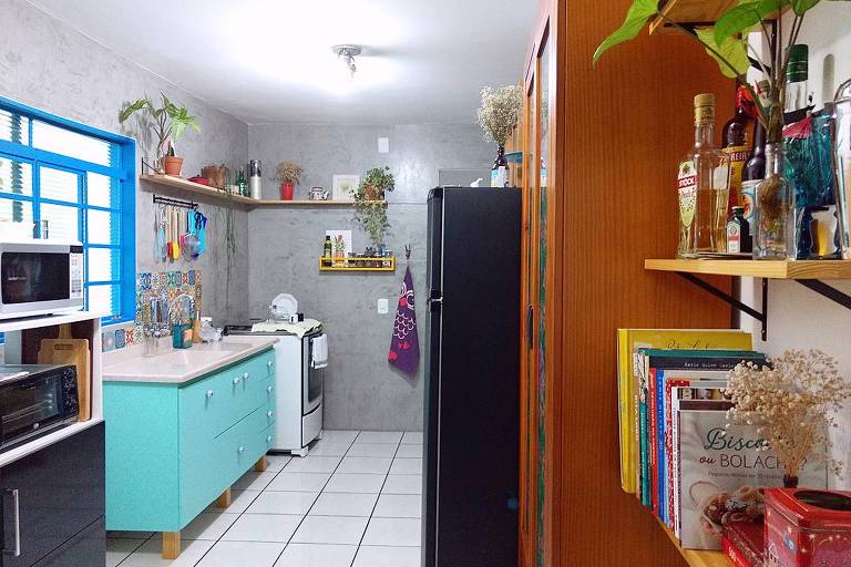Cozinha reformada pelo casal Érica e César Casella, em Bauru, no interior de SP