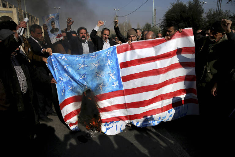 Aliados do regime iraniano protestam contra os EUA em Teerã após a oração desta sexta-feira