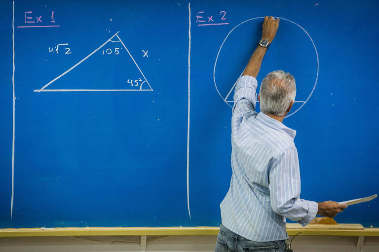 Professor de matemática desenha formas em lousa; no quadro há um triângulo e um círculo 