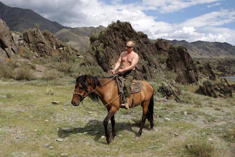 Vladimir Putin anda a cavalo na região de Tuva, no sul da Sibéria, em 2009