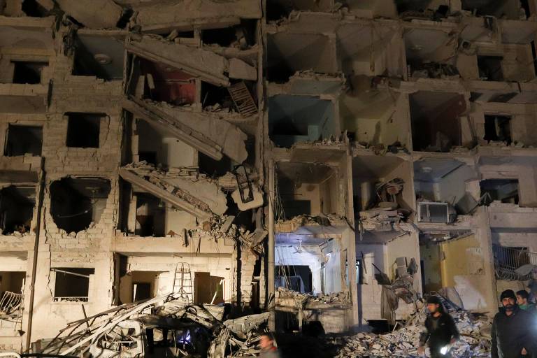 Equipes de resgate retiram pessoas presas nos escombros após explosão em base de Idlib, na Síria