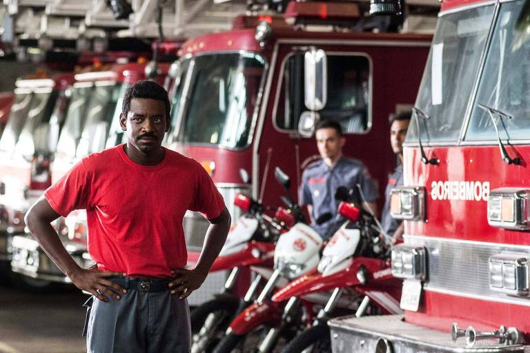 O ator baiano Fabrício Boliveira viverá Marco Antônio, chefe de equipe de bombeiros na série 'Treze Dias Longe do Sol'