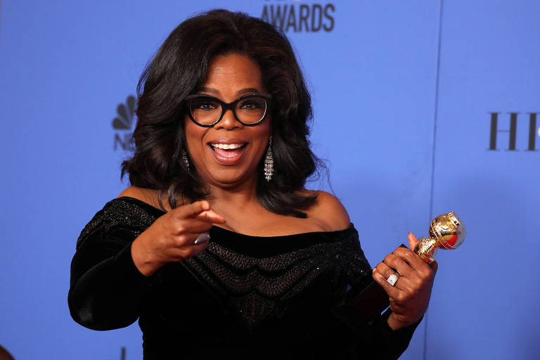A apresentadora Oprah Winfrey posa com estatueta do Prêmio Cecil B. DeMille do Globo de Ouro