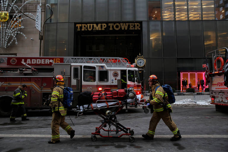 Bombeiros respondem a ocorrência de incêndio na Trump Tower, em Nova York 