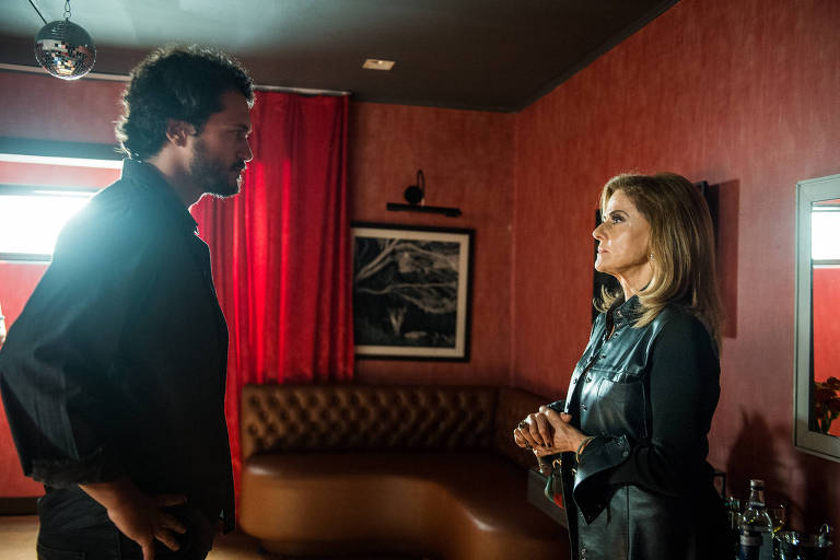 Sophia (Marieta Severo) acerta Laerte  (Raphael Vianna) com uma tesoura