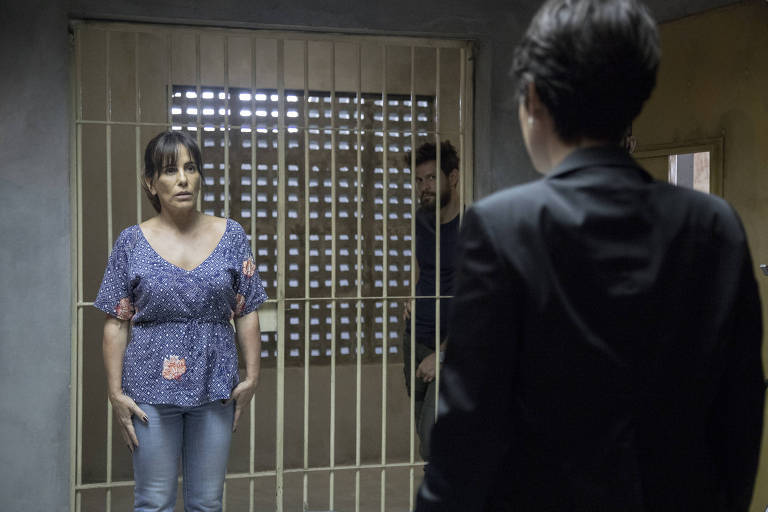 Adriana (Julia Dalavia) se apresenta a Duda (Gloria Pires)