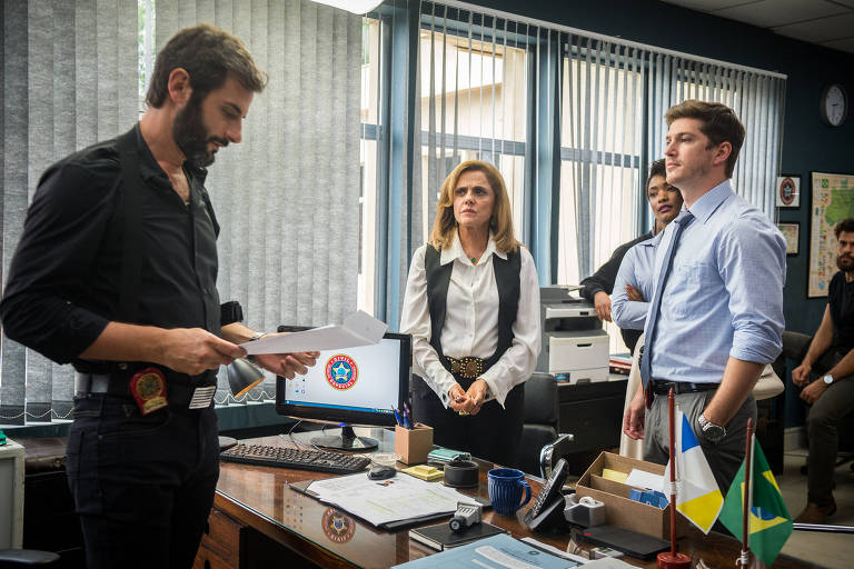 SOPHIA (Marieta Severo) é presa por Bruno (Caio Paduan) e Vinicius (Flavio Tolezani) analisa o processo