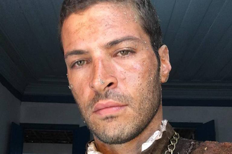 O ator Leandro Lima caracterizado como o Jacques de "Belaventura"