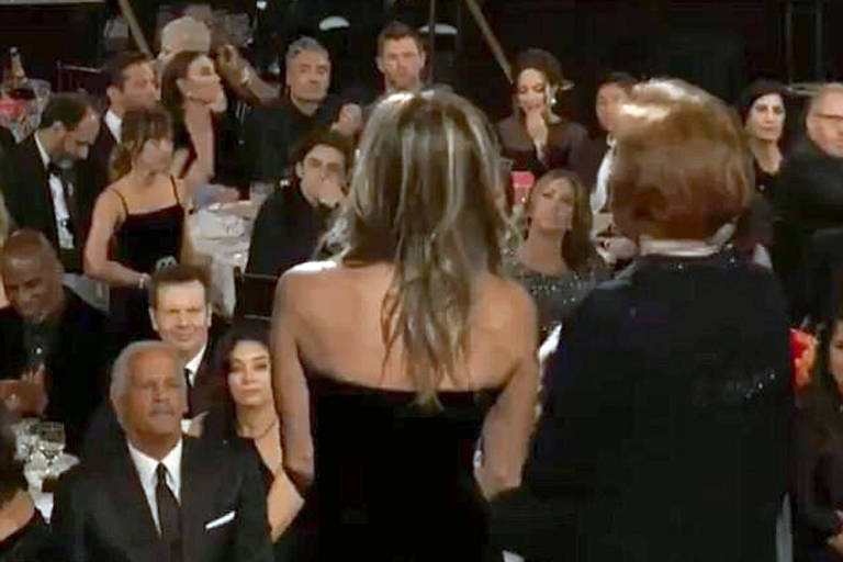 Dakota Johnson assiste Angelina Jolie ignorando Jennifer Aniston no palco do Globo de Ouro 2018