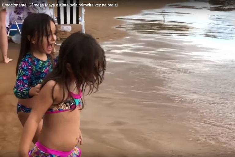 Maya e Kiara, gêmeas de Natália Guimarães e cantor Leandro, conhecem o mar aos quatro anos 