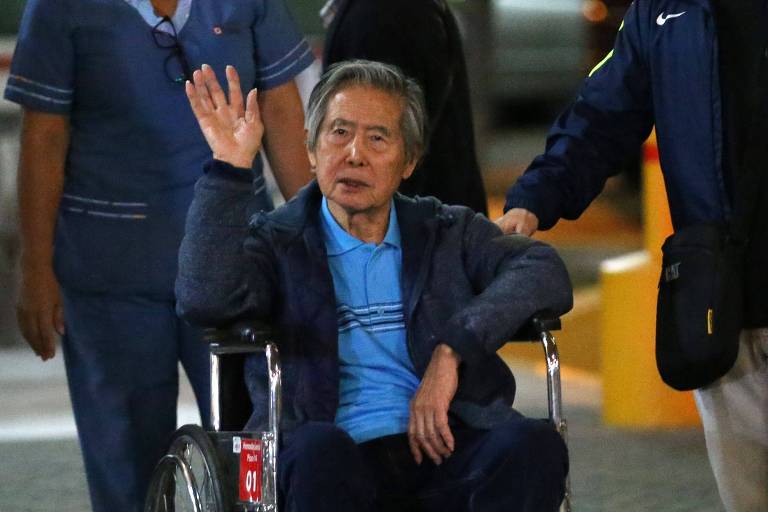 O ex-mandatário peruano Alberto Fujimori deixa hospital e volta para casa após indulto presidencial