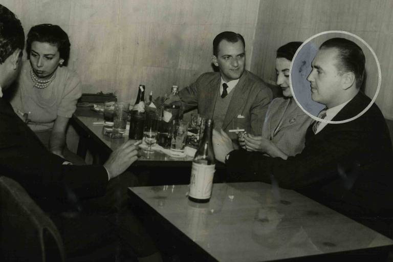 O cronista Sérgio Porto, criador do personagem Stanislaw Ponte Preta, conversa com Louis Cola, Beco Sarmento e a Senhora Cuqui de Monfort no bar Cave, em 1956. (Foto: UH/Folha Imagem)