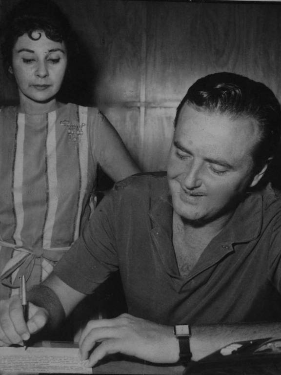 Sérgio Porto assina contrato que o traz de volta ao jornal Última Hora. A partir de 5 de fevereiro de 1963, Stanislaw Ponte Preta, seu pseudônimo, retorna com Tia Zulmira e o primo Altamirando. (00.00.1963. Foto: UH/Folhapress)