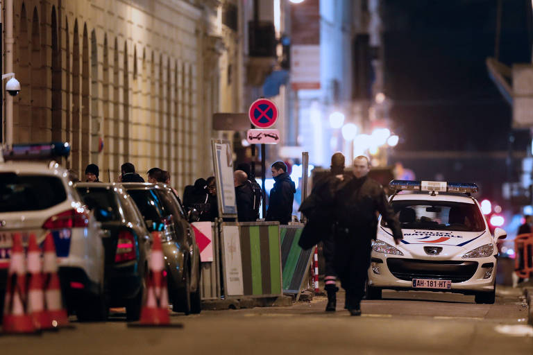 Policiais fazem a segurança ao lado do hotel Ritz, em Paris, após o roubo das jóias 