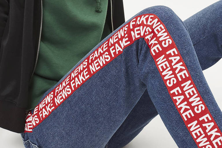 Calça jeans com as palavras 'fake news' lançada pela Topshop