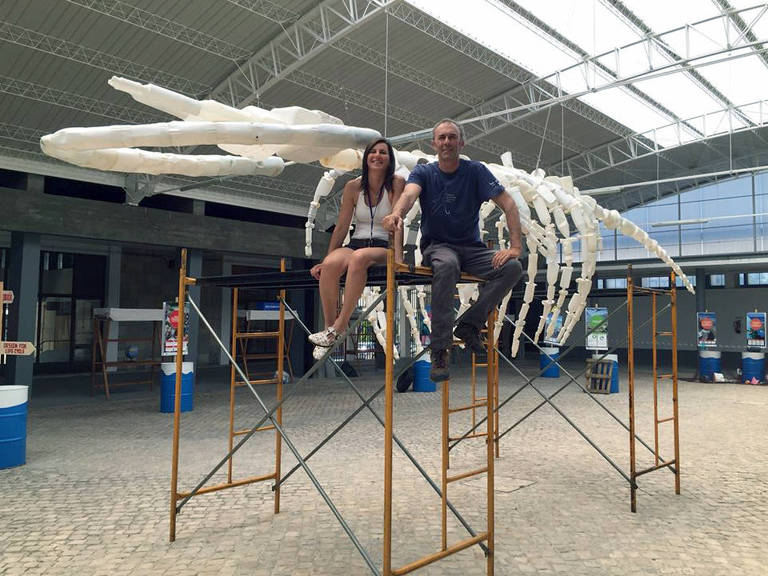 Ana Pêgo e Luis Quinta junto ao esqueleto de baleia feito de garrafas de plástico