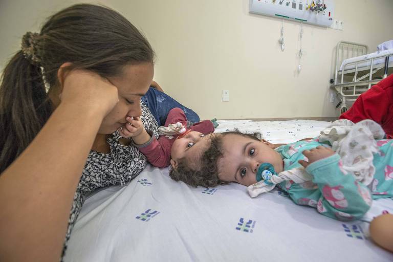 Maria Ysabelle e Maria Ysadora com a mãe, Débora, no quarto do hospital 