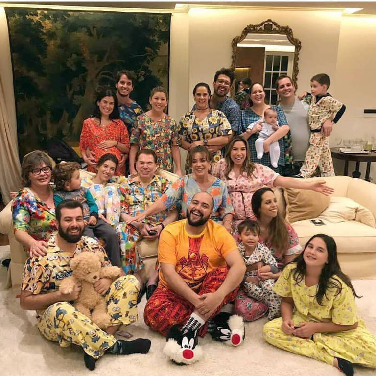 A família na  festa do pijama realizada em comemoração ao aniversário de 87 anos de idade do apresentador

