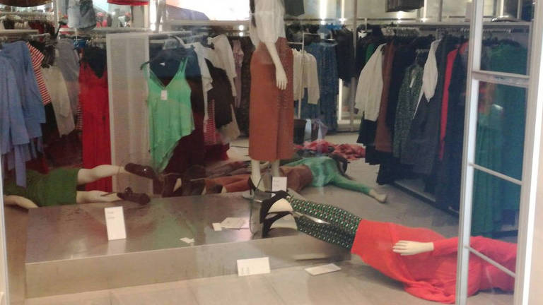 H&M fecha lojas após protestos contra propaganda considerada racista