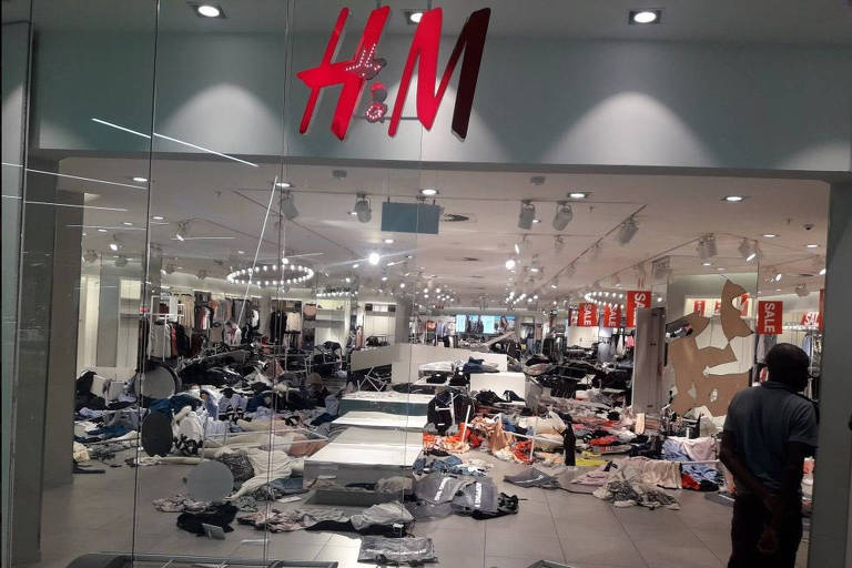 Varejista H&M retira propaganda após acusações de racismo