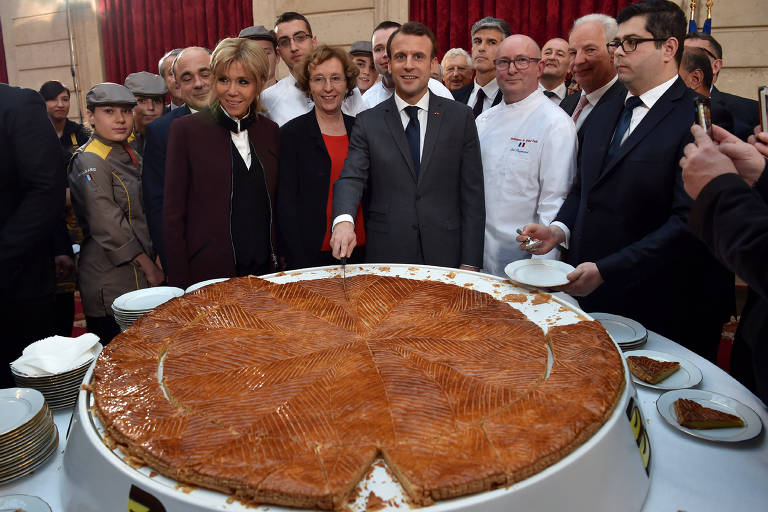 O presidente francês Emmanuel Macron e sua mulher, Brigitte (esq.), em cerimônia no Eliseu