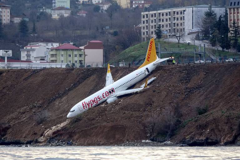 Avião fica pendurado em penhasco depois de derrapar na pista em Trabzon, Turquia