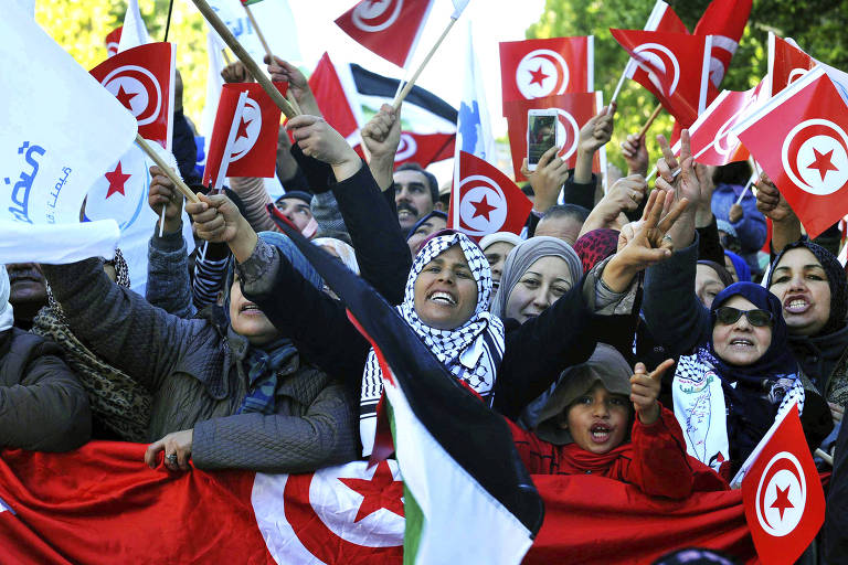 Manifestantes protestam contra aumentos de preços em Túnis, capital da Tunísia