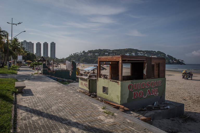 Quiosques abandonados em Guarujá