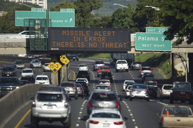 "Carros passam por aviso em estrada em Honolulu de que não há ameaça de míssil no Estado"