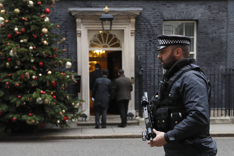 Policial armado faz segurança da 10 Downing Street, residência oficial do primeiro-ministro britânico