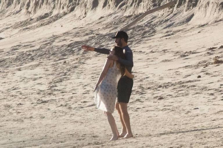 Dakota Johnson e Chris Martin são flagrados na praia de Malibu, na Califórnia (EUA)