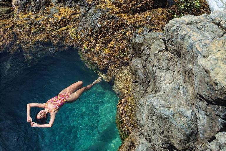 Marquezine boiando na piscina natural do Buraco do Galego, uma das atrações de Fernando de Noronha