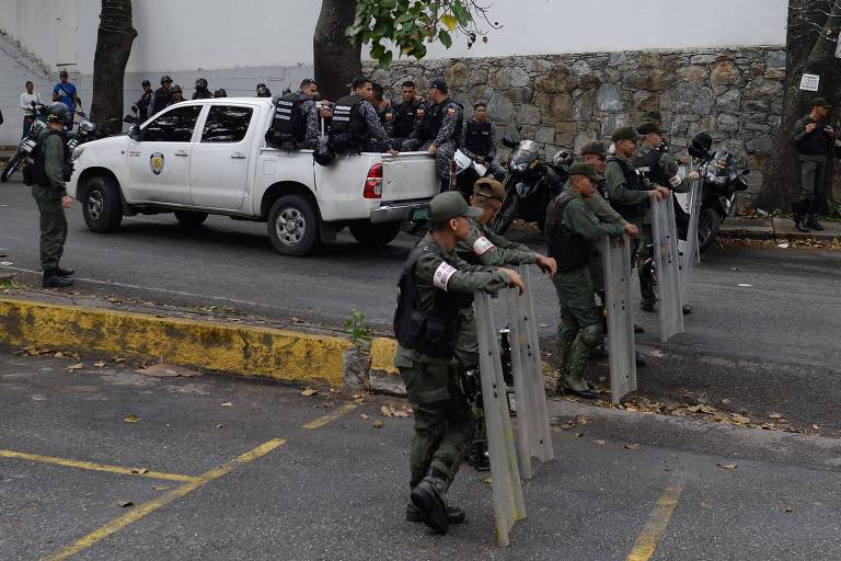 Guardas bloqueiam acesso ao necrotério onde estava o corpo do suposto policial rebelde Óscar Pérez