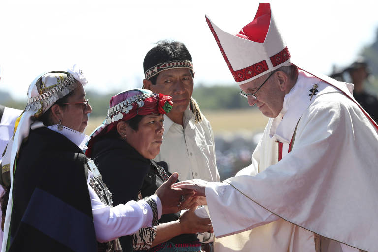 O papa Francisco cumprimenta indígenas mapuche durante missa em Temuco, no sul do Chile