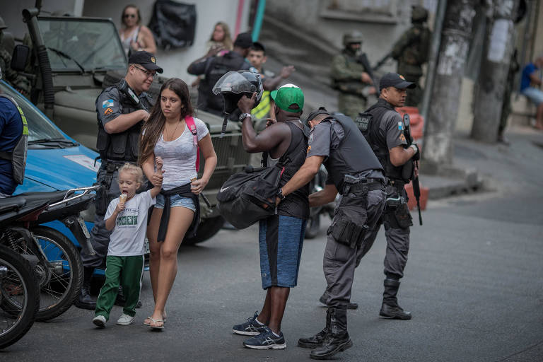 PM revista morador da Rocinha, no Rio; para HRW, execuções aumentam risco de mortes de policiais