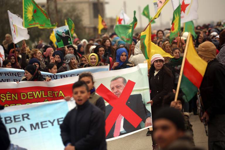 Curdos sírios protestam contra ação militar do líder turco, Recep Tayyip Erdogan, em Jawadiyah