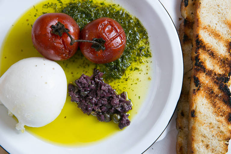 Burrata com tomate confitado e tapenade do Borgo Mooca