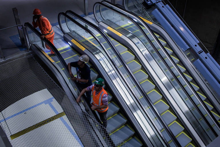 Funcionários fazem últimos ajustes para inauguração da estação Higienópolis/Mackenzie do metrô, na linha 4-amarela