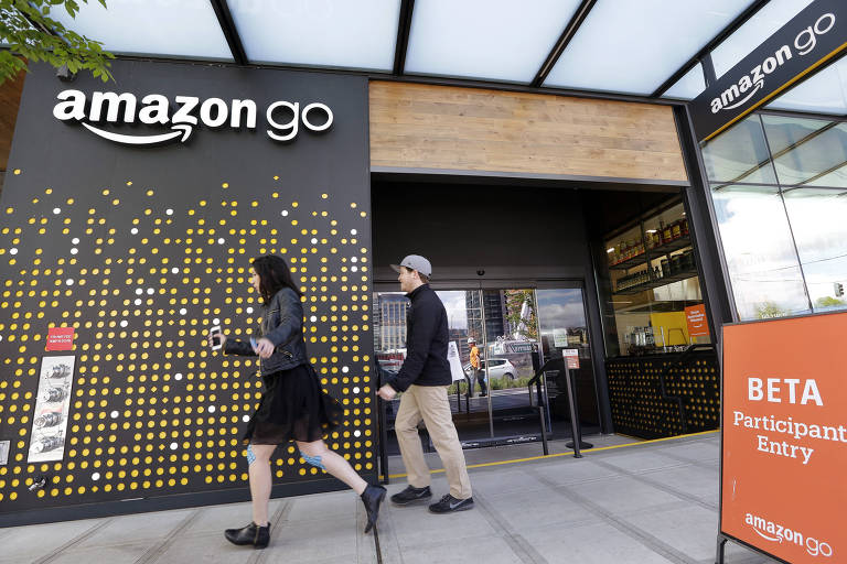 Loja Amazon Go em Seatlle, nos EUA, onde não há caixas e nem filas para pagamento, porque são utilizados um sistema de sensores, algoritmos e câmeras que identificam o que o consumidor comprou