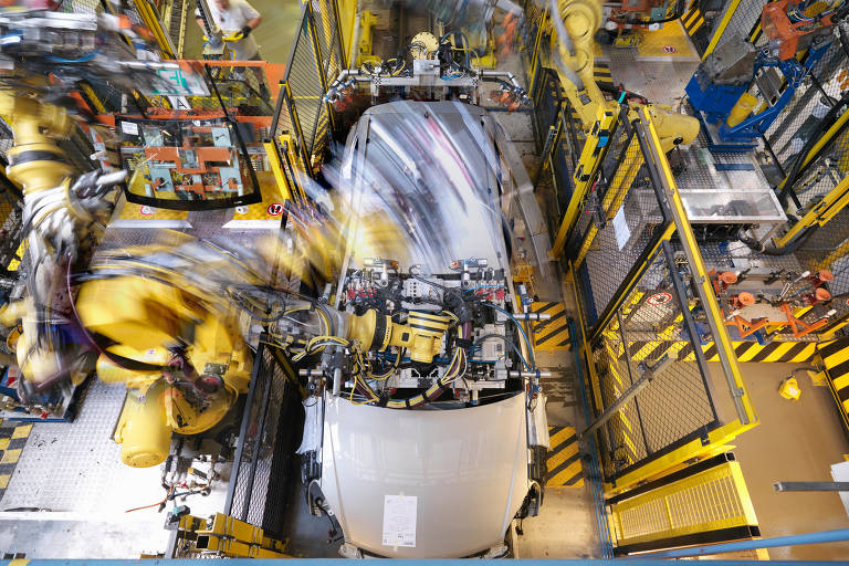 Robô em linha de produção de automóvel
