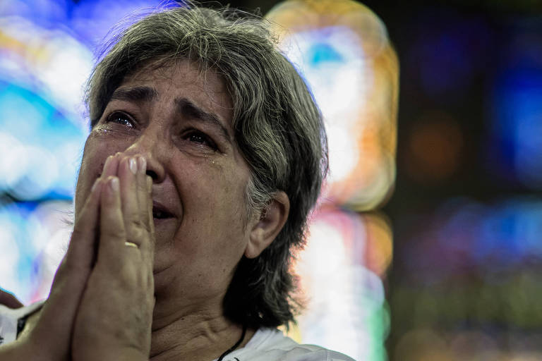 Leones Pereira, 61, em  missa em lembrança das vítimas da boate Kiss, na Basílica Nossa Senhora Medianeira de Todas as Graças, em Santa Maria.