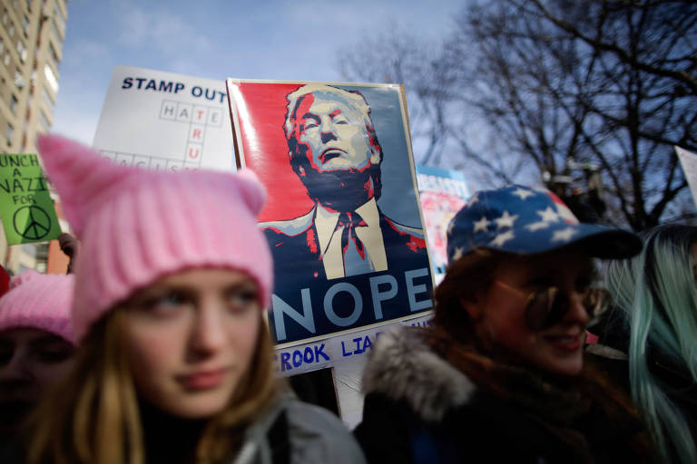 Participantes da Marcha das Mulheres em Manhattan, Nova York, protestam contra Trump 