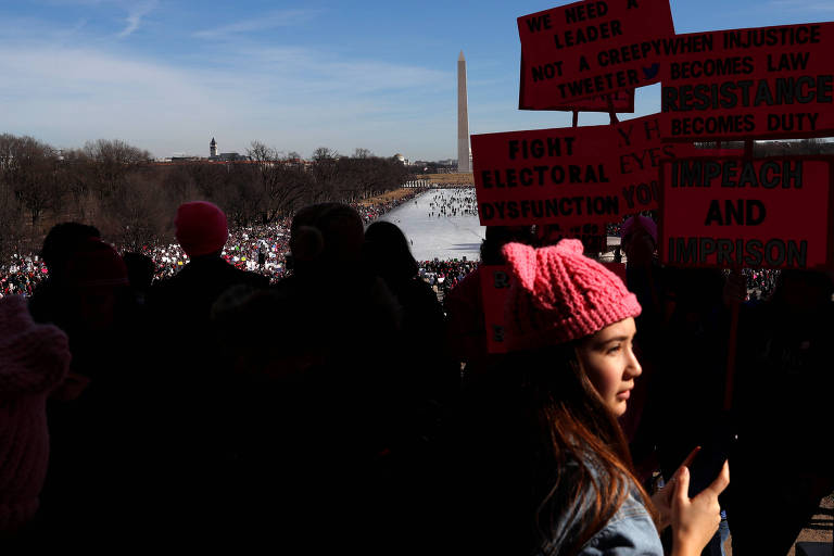 Manifestantes em frente ao Monumento a Washington, na capital americana, para participar da segunda Marcha das Mulheres