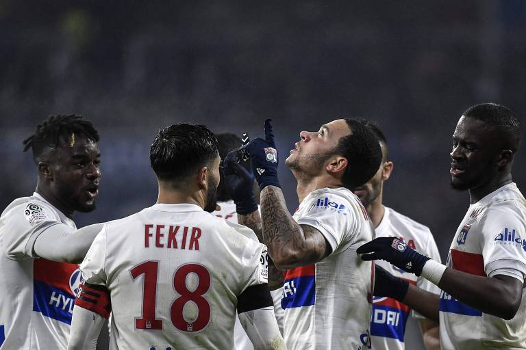 Depay comemora segundo gol do Lyon na vitória contra o Paris Saint-Germain