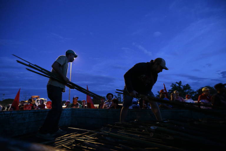Manifestantes do MST realizam caminhada em defesa do ex-presidente Lula na manhã da segunda-feira (22), em Porto Alegre, onde acontece o julgamento do petista