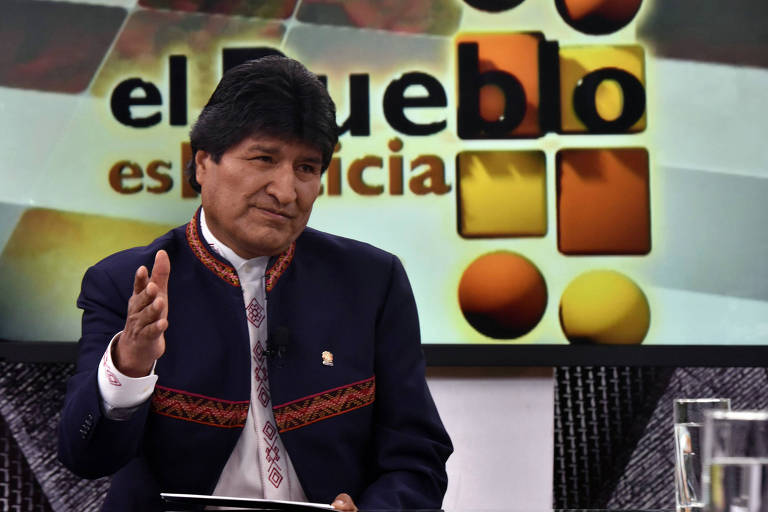 O presidente da Bolívia Evo Morales anuncia na TV o cancelamento da medida