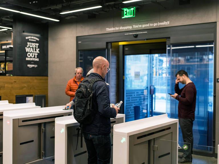 O cliente pode simplesmente sair por uma espécie de catraca, sem encarar caixas e nem filas